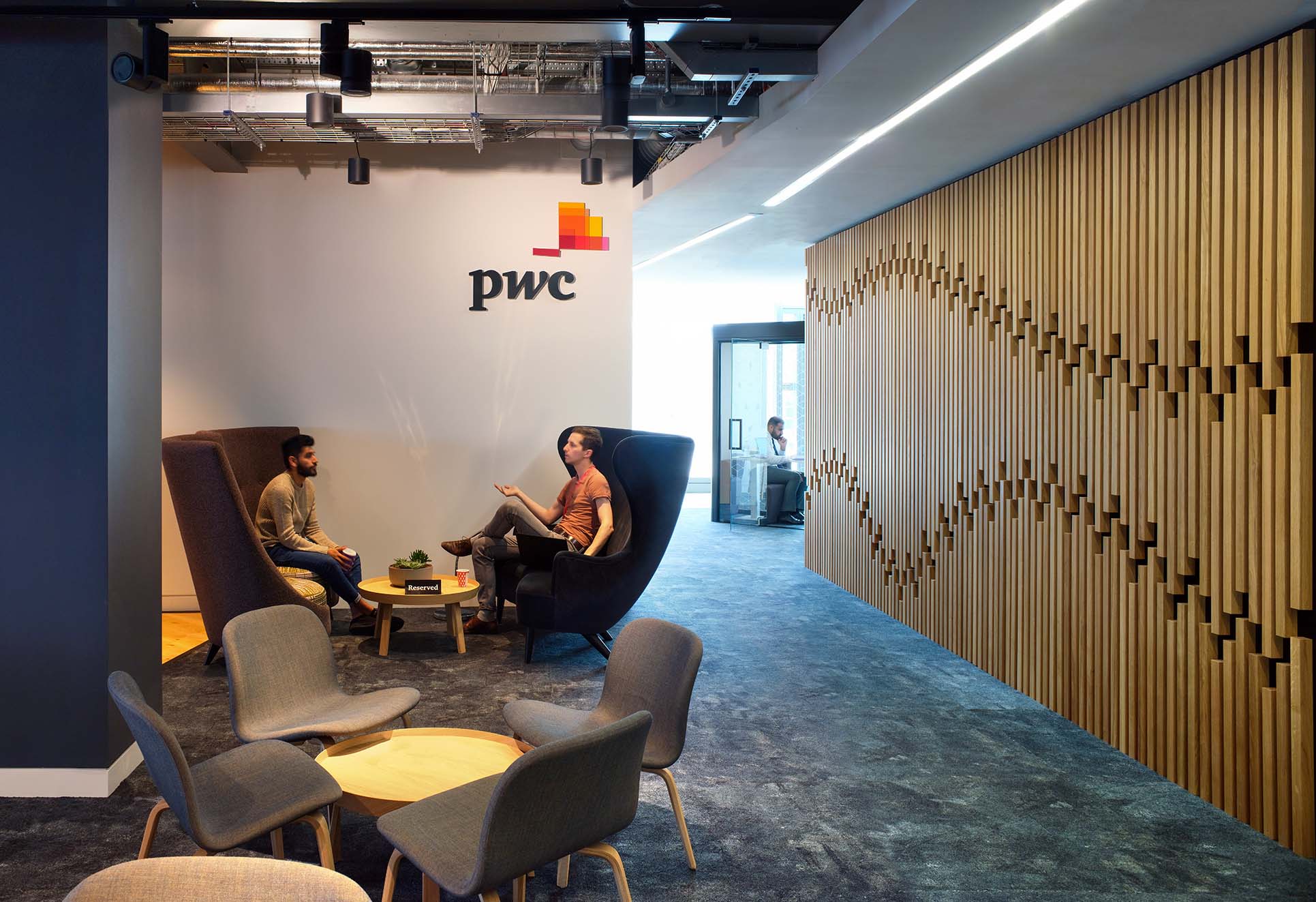 PwC Manchester includes a carefully considered eclectic mix of collaboration, quiet and presentation workspaces that make the best use of natural light and quiet corners.